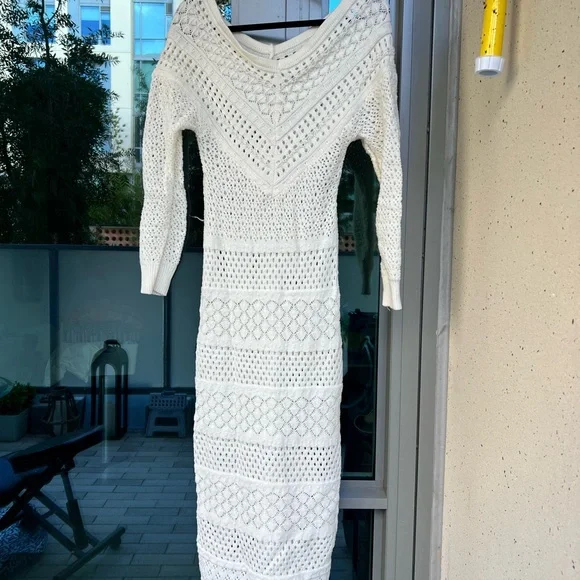 Elegant White Knit Dress - Picture 3 of 3
